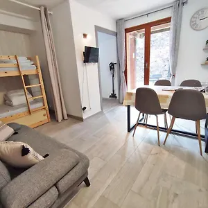  Appartement Le Reflet Des Montagnes, Studio, Centre Luchon, 4 Personnes